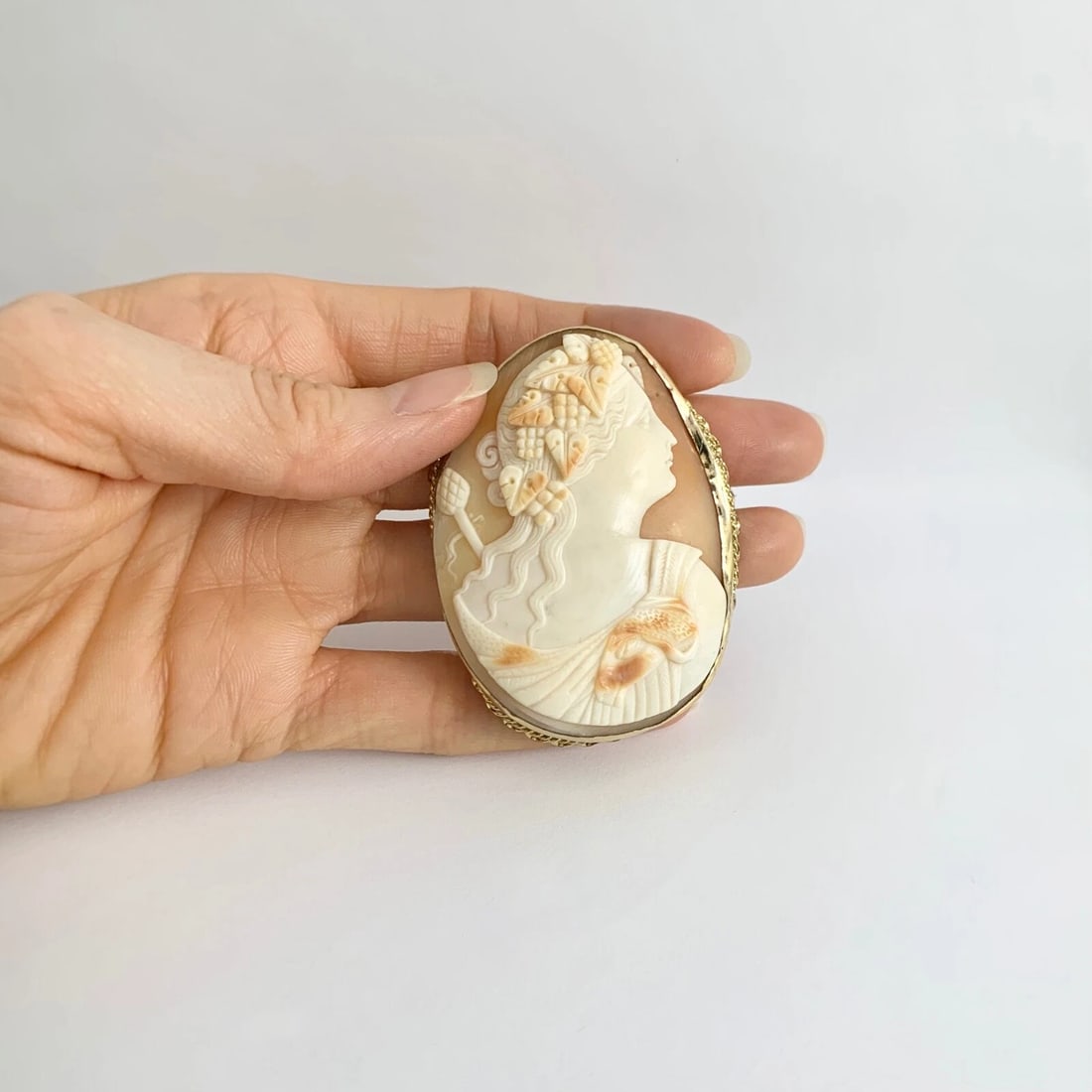 Antique Victorian Cameo Shell Pendant Brooch Pin Yellow Gold Plated, 24.19 Grams - 3