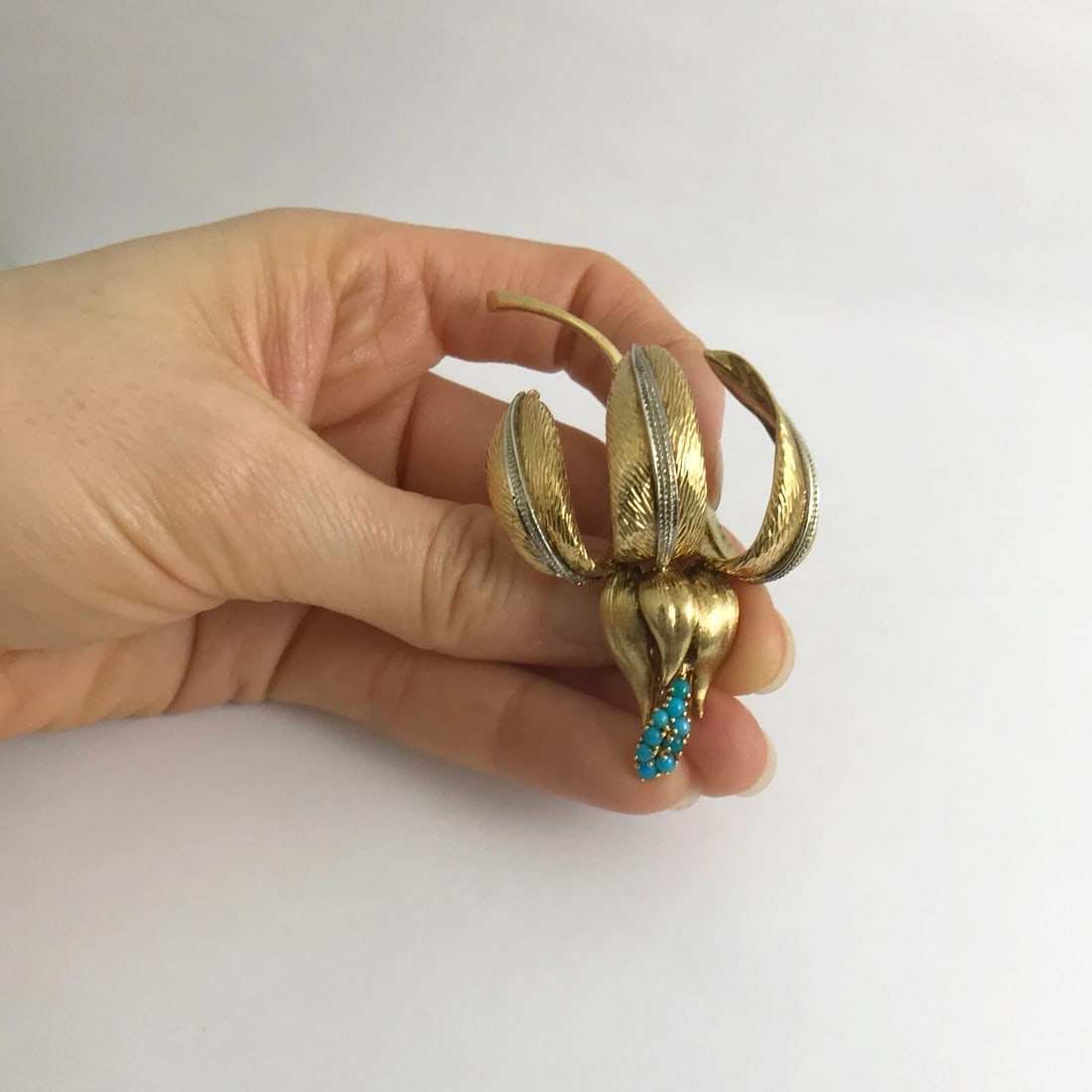 Vintage 1950's Turquoise Flower Brooch Pin in 18K Yellow Gold, 19 Grams - 4
