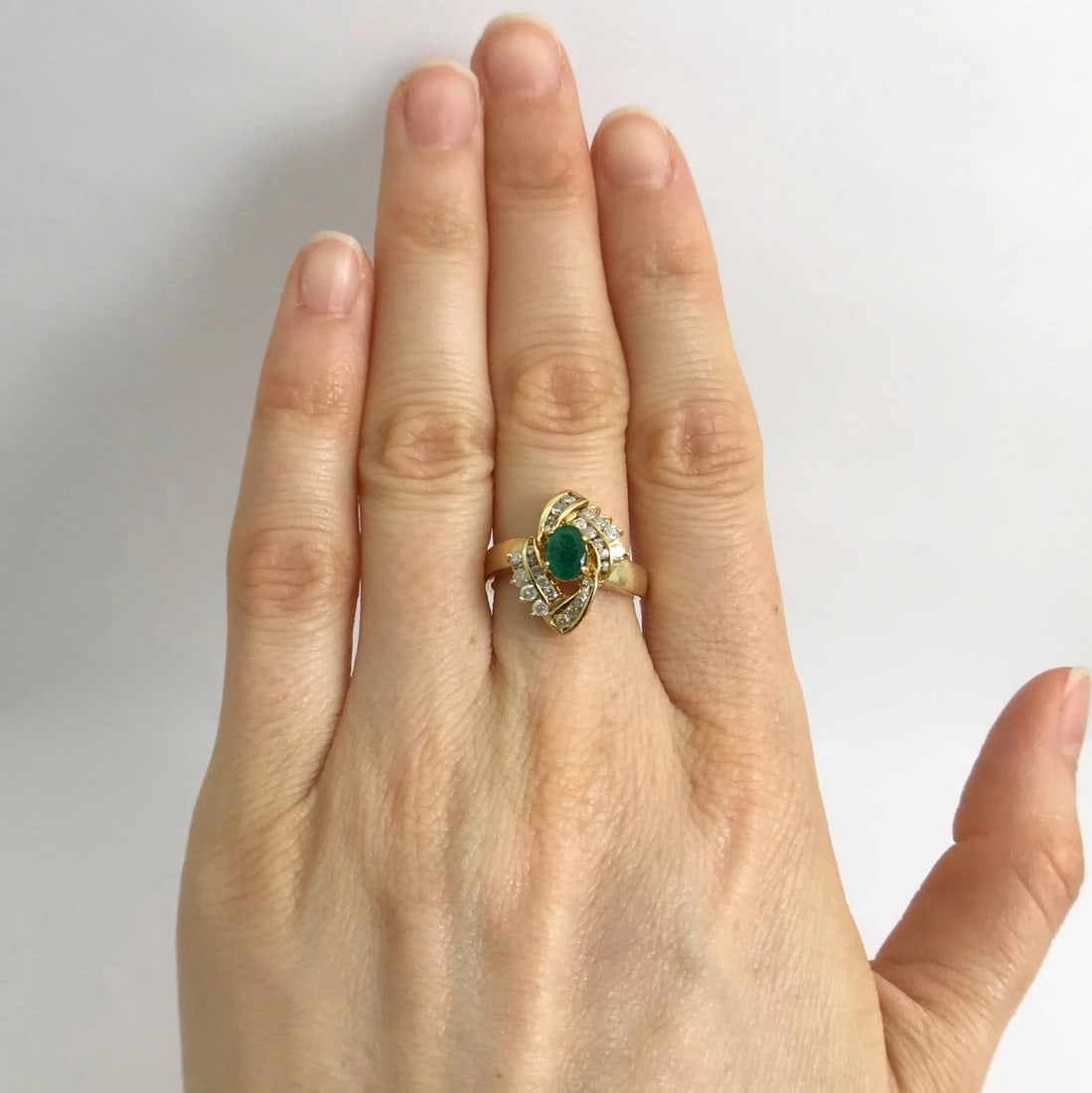 Vintage Oval Green Emerald and Diamond Cocktail Ring 14K Yellow Gold, 4.9 Grams - 4