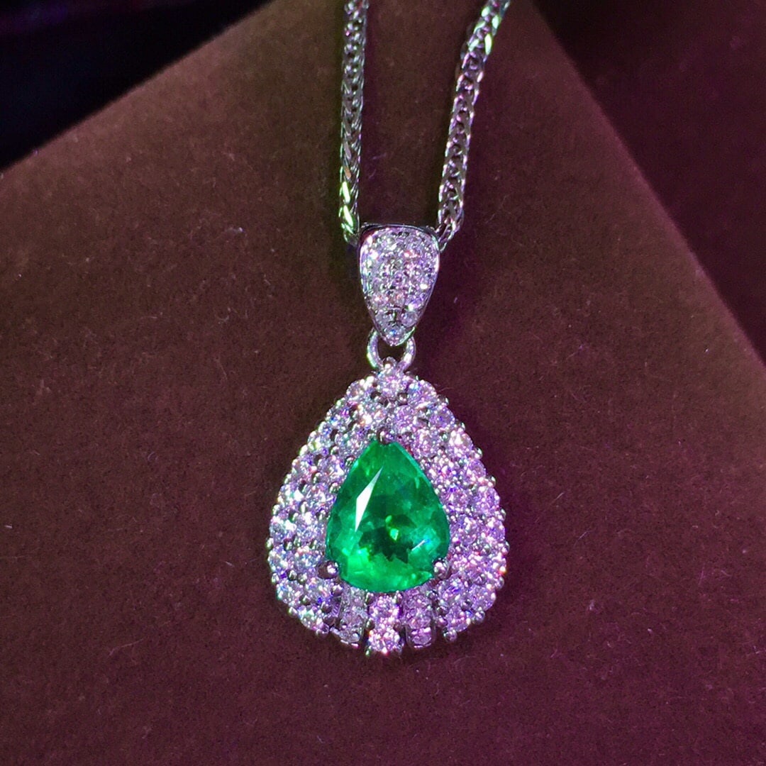 14K GOLD 0.8 CT VIVID GREEN NATURAL EMERALD & DIAMOND PENDANT: Title:14K GOLD 0.8 CT VIVID GREEN NATURAL EMERALD & DIAMOND PENDANT Description:Ref:230656418Gold Content:14K GoldMain Gemstone:EmeraldNumber of stones:1Shape:PearCarat Weight:0.8ct Color:Vivid