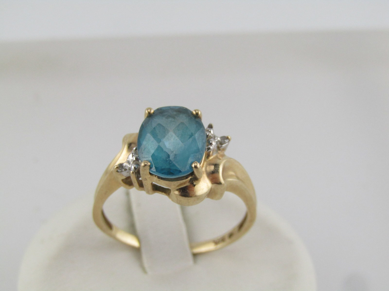 Vintage 10kt Blue Topaz Diamond Ring, Sz. 9. 1980's: Title:Vintage 10kt Blue Topaz Diamond Ring, Sz. 9. 1980's Description:Vintage 10kt Blue Topaz Diamond Ring, Sz. 9. 1980's estimated age. Thetopaz has a vibrant blue with a honeycomb facet. It is appx 