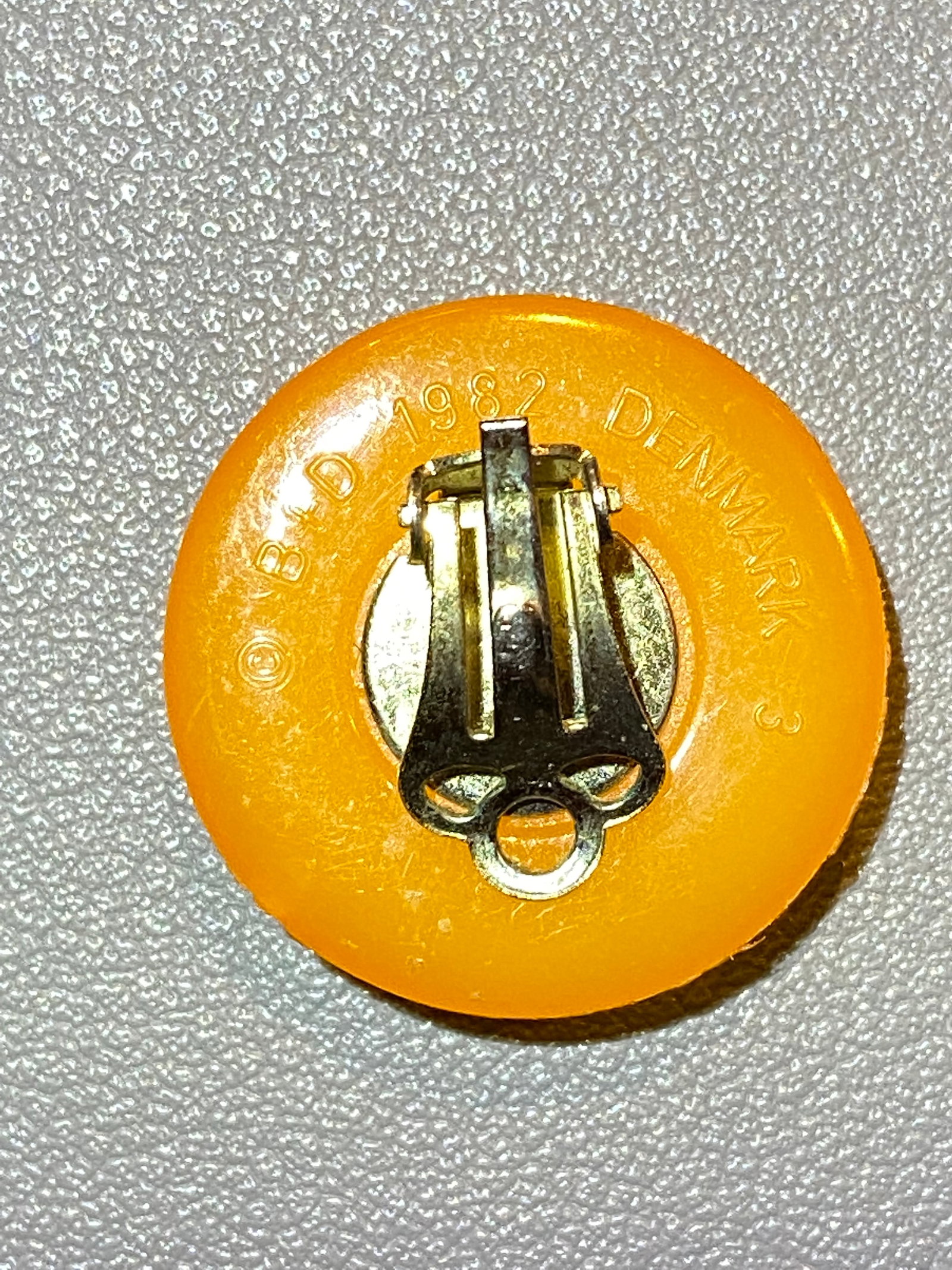 Vintage 2 pairs of Amber Butterscotch Bakelite and Green Bakelite Earrings - 3