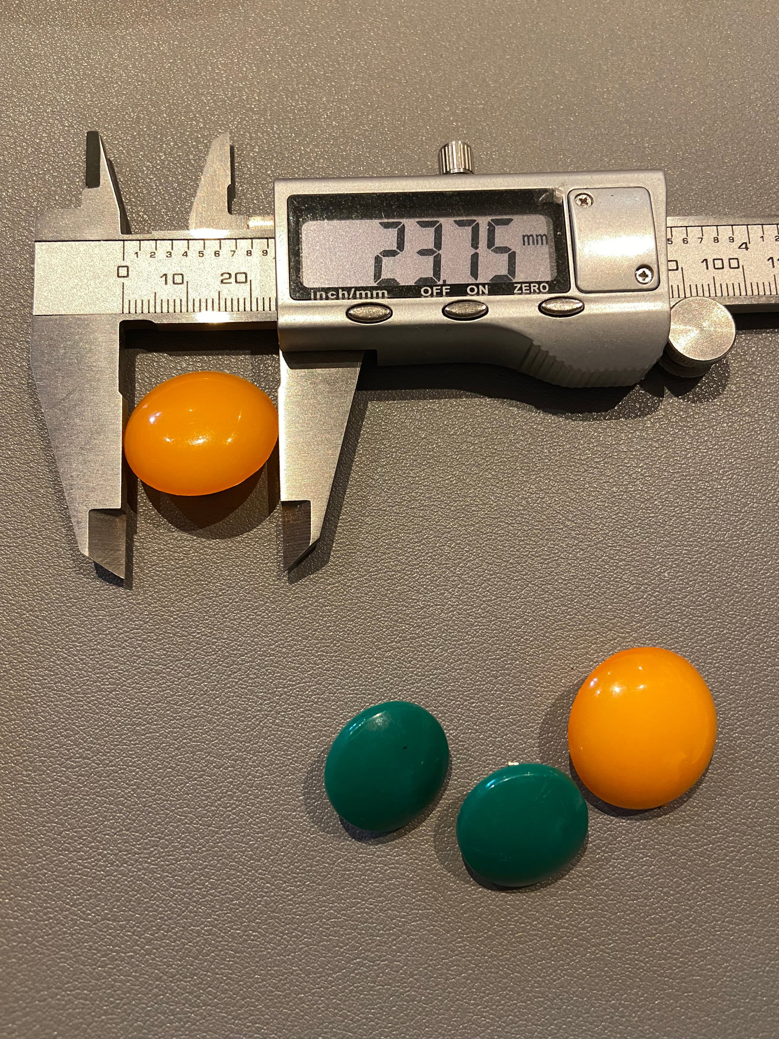 Vintage 2 pairs of Amber Butterscotch Bakelite and Green Bakelite Earrings - 8