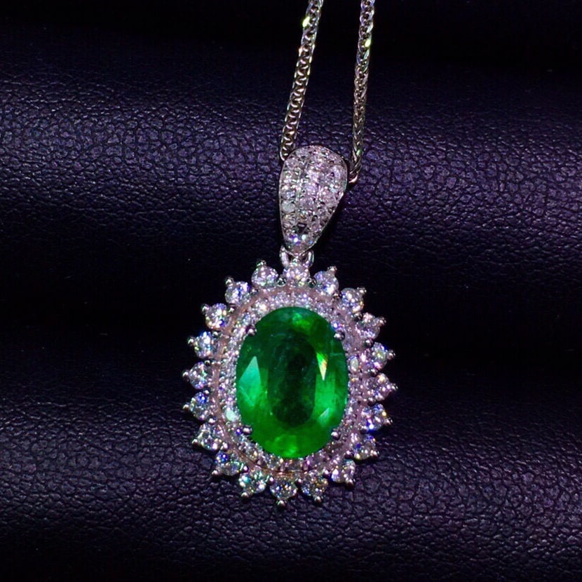 14K GOLD 1.9 CT VIVID GREEN NATURAL EMERALD & DIAMOND PENDANT: Title:14K GOLD 1.9 CT VIVID GREEN NATURAL EMERALD & DIAMOND PENDANT Description:Ref:230656474Gold Content:14K GoldMain Gemstone:EmeraldNumber of stones:1Shape:OvalCarat Weight:1.9ct Color:Vivid