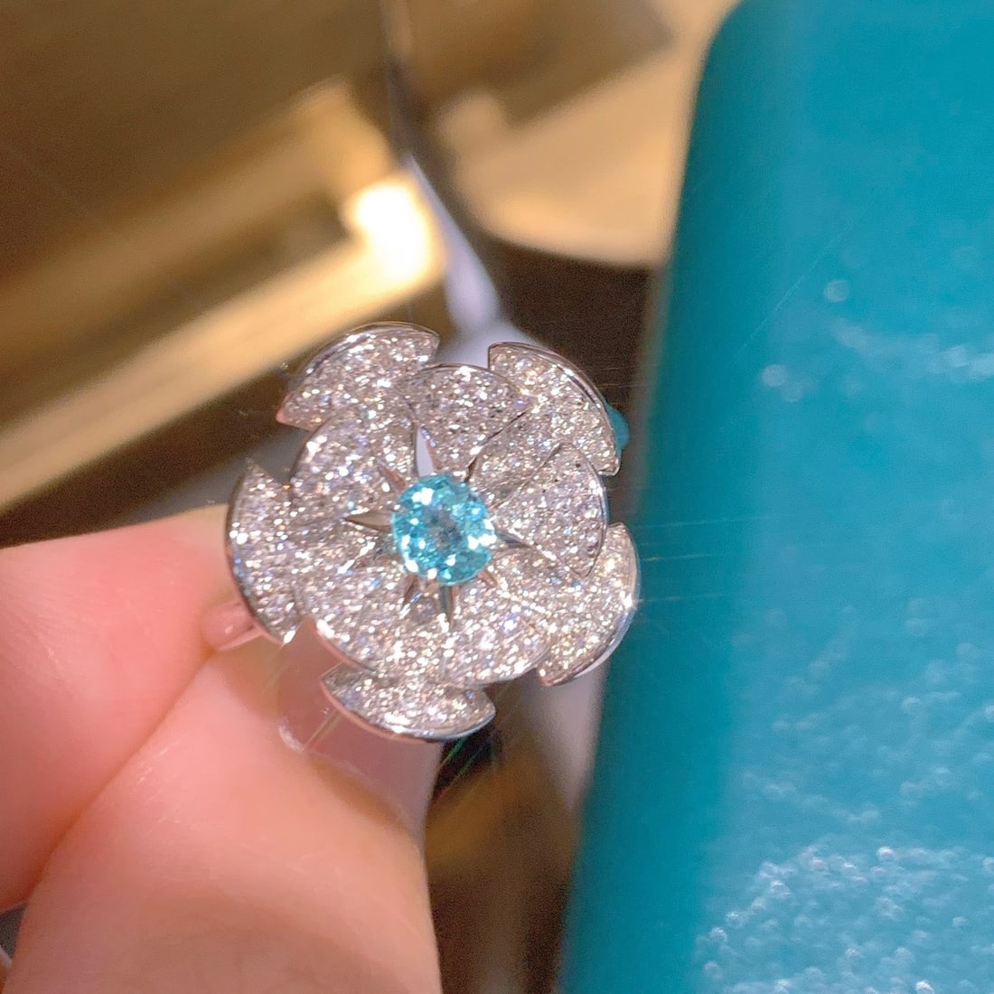 14K GOLD 0.92 CTW NATURAL PARAIBA TOURMALINE & DIAMOND RING: Title:14K GOLD 0.92 CTW NATURAL PARAIBA TOURMALINE & DIAMOND RING Description:Ref:230656406Gold Content:14K GoldRing Size:7.25USMain Gemstone:Paraiba TourmalineNumber of stones:1Shape:OvalCarat