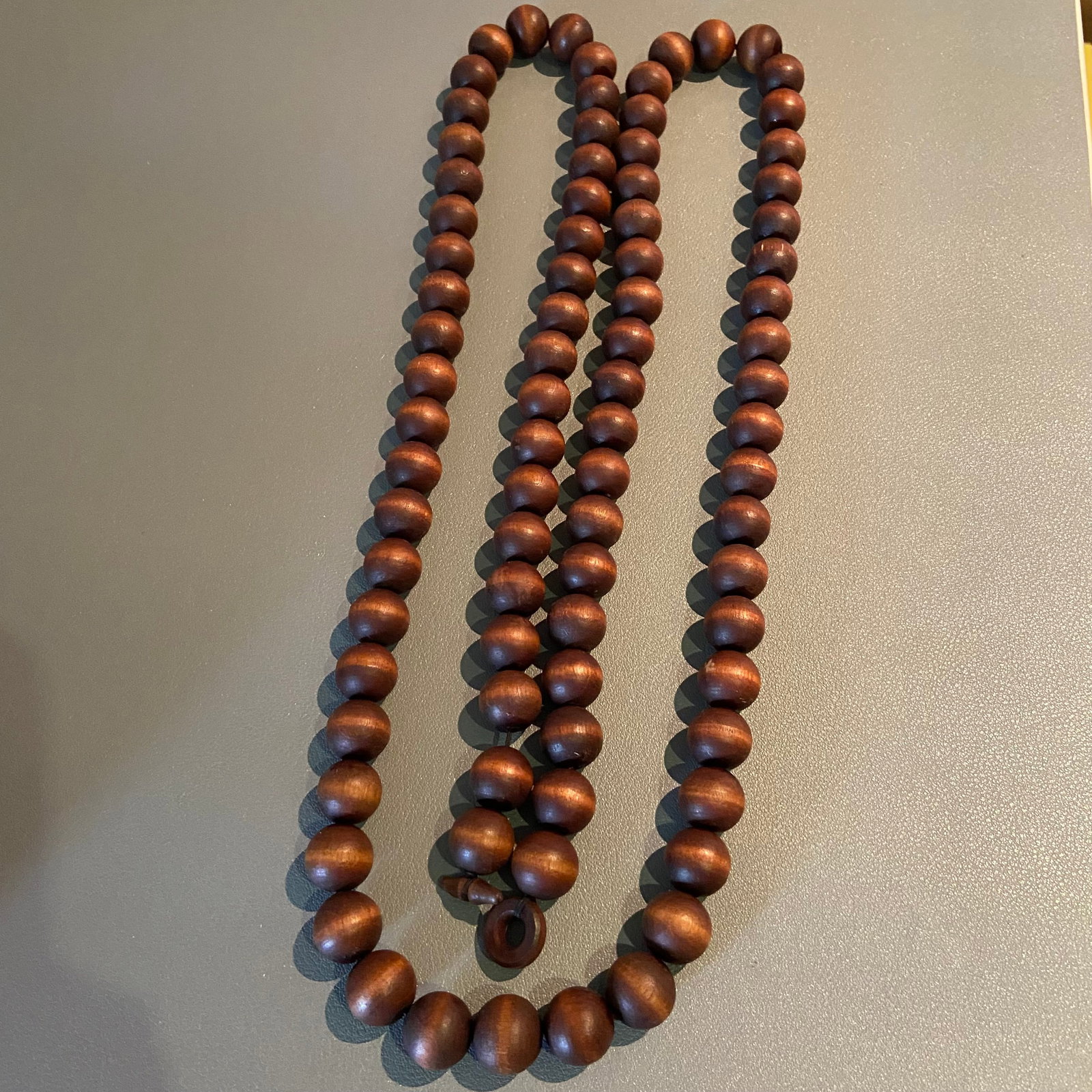 Vintage Rosewood 85 large wooden beads cat eye effect Necklace: Title: Vintage Rosewood 85 large wooden beads cat eye effect Necklace Description:Rosewood 85 large wooden beads with cat eye effect Necklace 15mm large beads, extra long 1.22 meter meditation mala