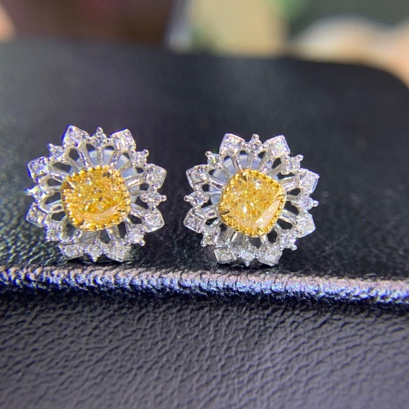 14K GOLD 0.71 CTW NATURAL YELLOW DIAMOND & DIAMOND EARRINGS: Title:14K GOLD 0.71 CTW NATURAL YELLOW DIAMOND & DIAMOND EARRINGS Description:Ref:230656467Gold Content:14K GoldMain Gemstone:Yellow DiamondNumber of stones:2Shape:CushionCarat Weight:0.6ct