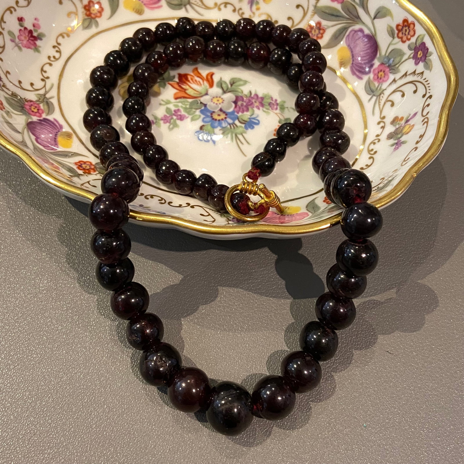 Antique Tunbled Almandine Garnet, 13mm large natural Garnet beads necklace with 18k Gold plated: Title: Antique Tunbled Almandine Garnet, 13mm large natural Garnet beads necklace with 18k Gold plated T-bar Clasp Description:Antique Tunbled Almandine Garnet, 13mm large natural Garnet beads