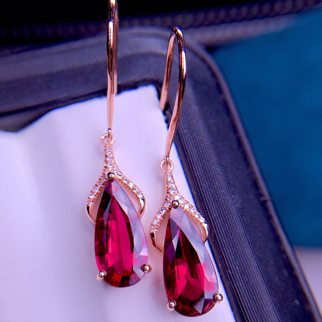 14K GOLD 3.6 CT NATURAL TOURMALINE & DIAMOND EARRINGS: Title:14K GOLD 3.6 CT NATURAL TOURMALINE & DIAMOND EARRINGS Description:Ref:230656451Gold Content:14K GoldMain Gemstone:TourmalineNumber of stones:2Shape:PearCarat Weight:3.6ct Color:RedTreatment:Natu