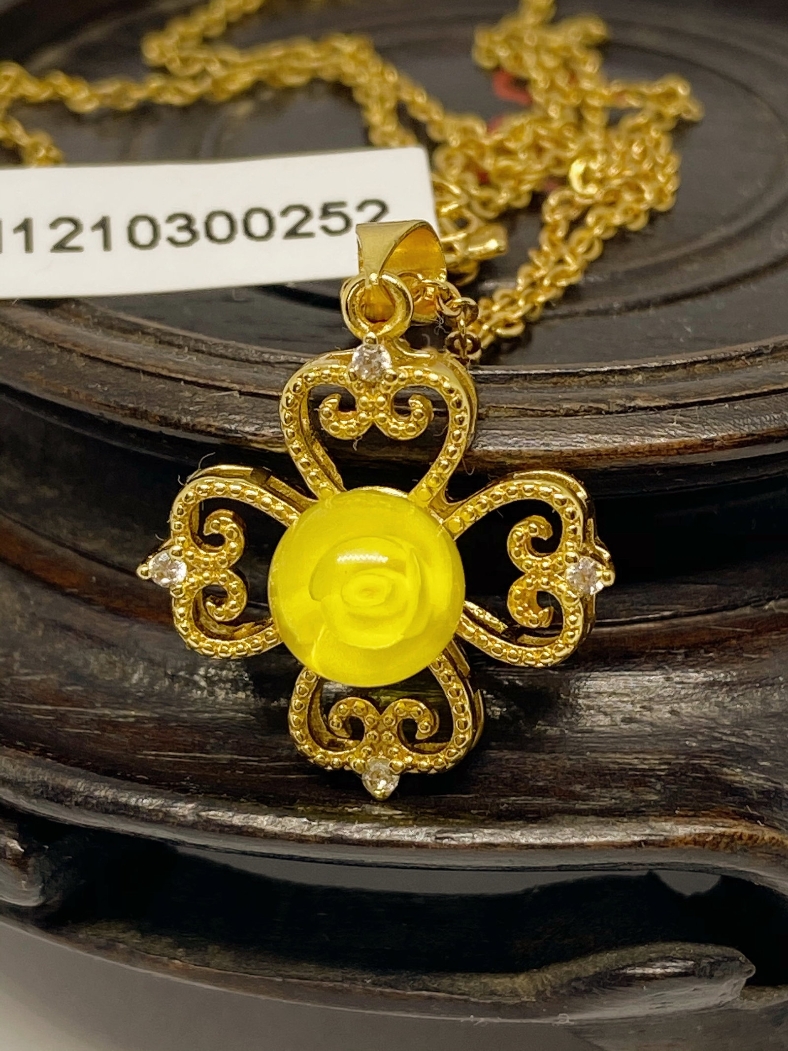 Gold gilt 925 Silver inlaid carved 3D flower Necklace: Title: Gold gilt 925 Silver inlaid carved 3D flower Necklace Description:Gold plated silver Golden amber carving flower lucky four leaf clover necklace--certificated Burma Original- Special carving