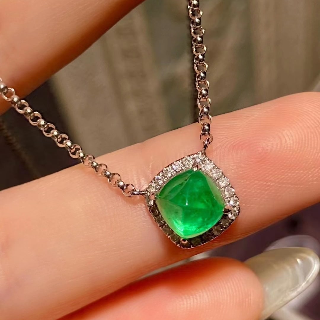 14K GOLD 1.50 CT VIVID GREEN NATURAL EMERALD & DIAMOND NECKLACE: Title:14K GOLD 1.50 CT VIVID GREEN NATURAL EMERALD & DIAMOND NECKLACE Description:Ref:230656359Gold Content:14K GoldMain Gemstone:EmeraldNumber of stones:1Shape:Suger-LoafCarat Weight:1.50ct Color:Viv