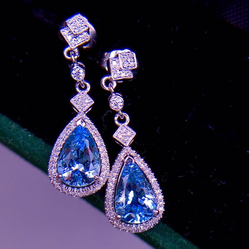 14K GOLD 2.6 CT VIVID BLUE NATURAL AQUAMARINE & DIAMOND EARRINGS: Title:14K GOLD 2.6 CT VIVID BLUE NATURAL AQUAMARINE & DIAMOND EARRINGS Description:Ref:230656448Gold Content:14K GoldMain Gemstone:AquamarineNumber of stones:2Shape:PearCarat Weight:2.6ct Color:Vivid 