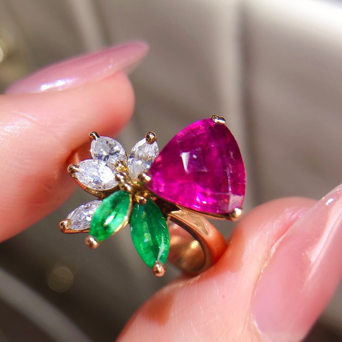 14K GOLD 2.2 CTW NATURAL TOURMALINE & EMERALD RING: Title:14K GOLD 2.2 CTW NATURAL TOURMALINE & EMERALD RING Description:Ref:230656454Gold Content:14K GoldRing Size:7.25USMain Gemstone:TourmalineNumber of stones:1Shape:TriangleCarat Weight:2ct