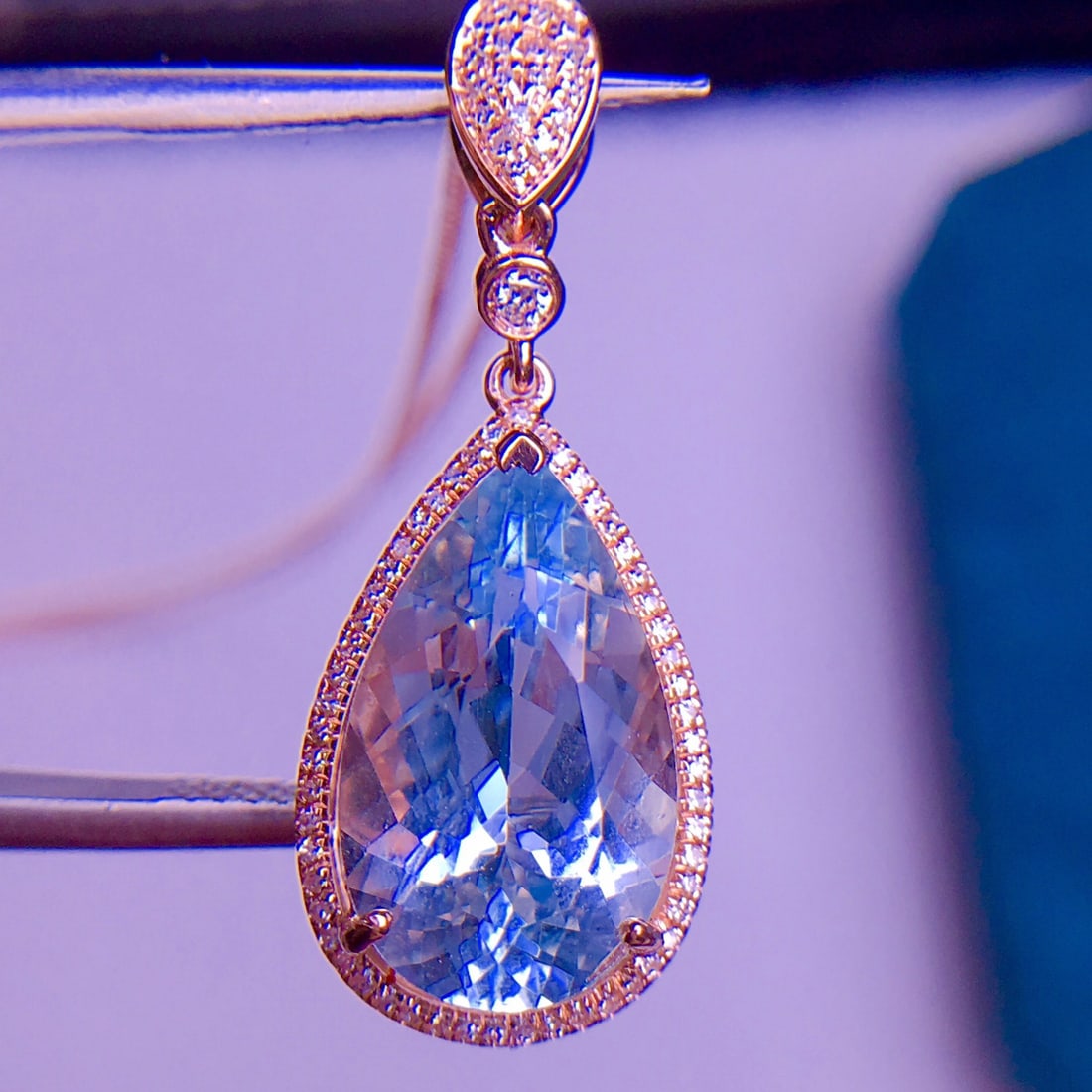 14K GOLD 4.3 CT NATURAL AQUAMARINE & DIAMOND PENDANT: Title:14K GOLD 4.3 CT NATURAL AQUAMARINE & DIAMOND PENDANT Description:Ref:230656468Gold Content:14K GoldMain Gemstone:AquamarineNumber of stones:1Shape:PearCarat Weight:4.3ct Color:BlueTreatment:Natu