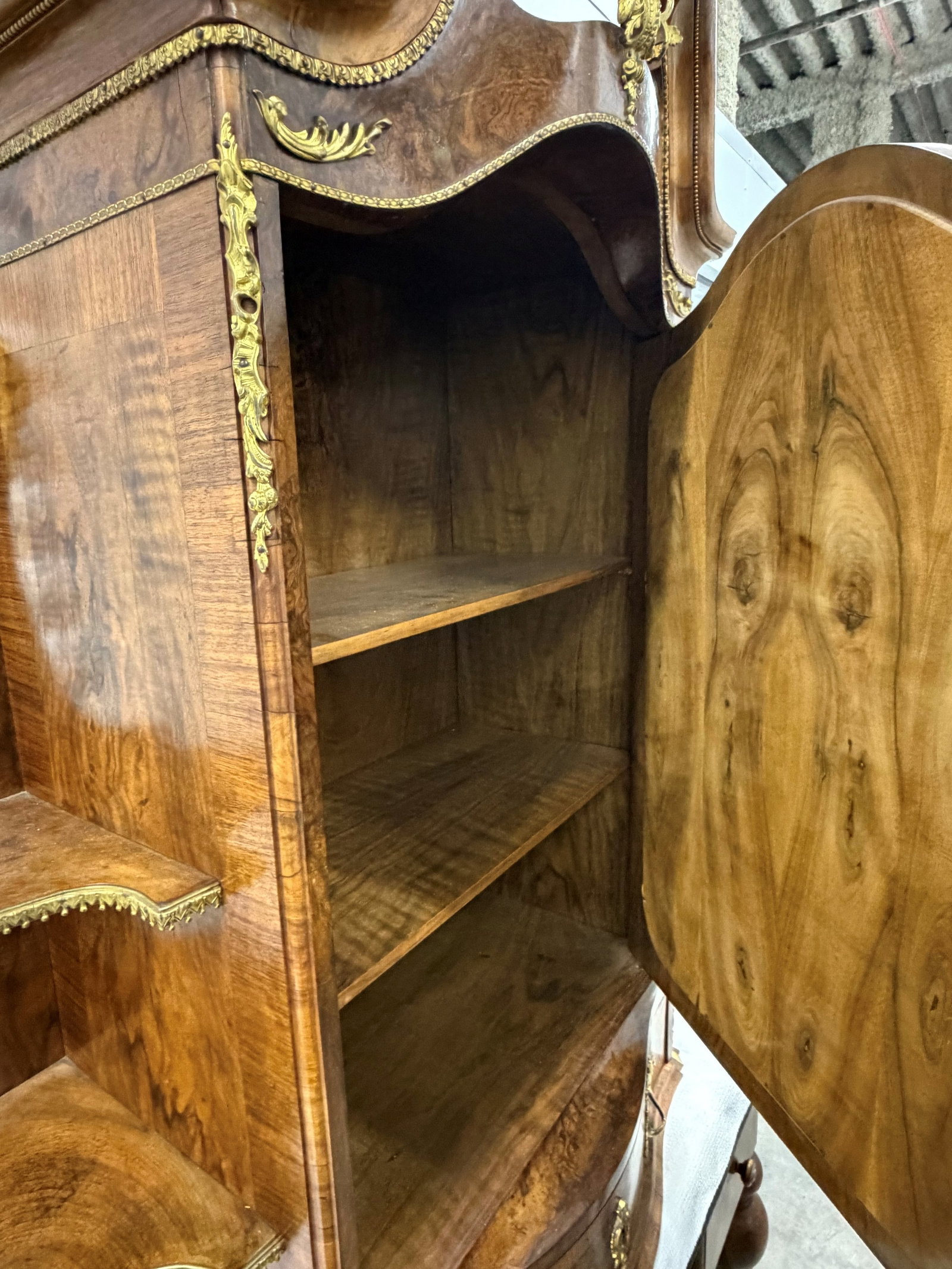 French Rococo Revival Burl Wood Mirrored Vanity/Dresser with Ormolu Mounts - 8