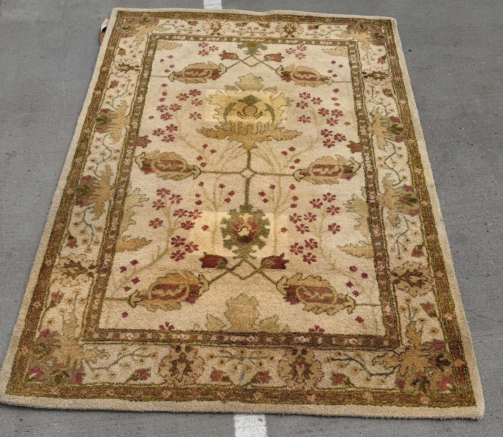 Hand-Tufted Wool Area Rug with Traditional Floral Design - 2