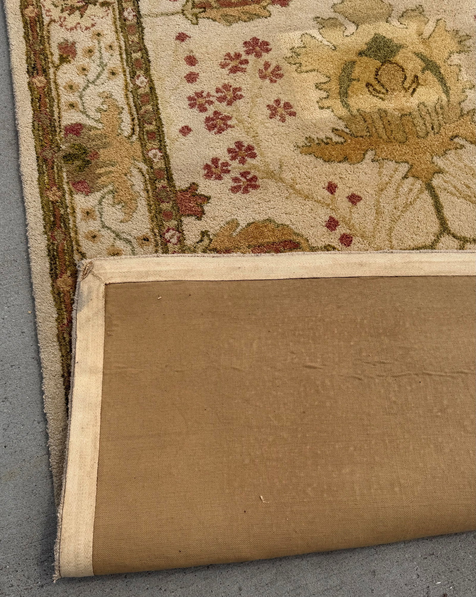 Hand-Tufted Wool Area Rug with Traditional Floral Design - 3