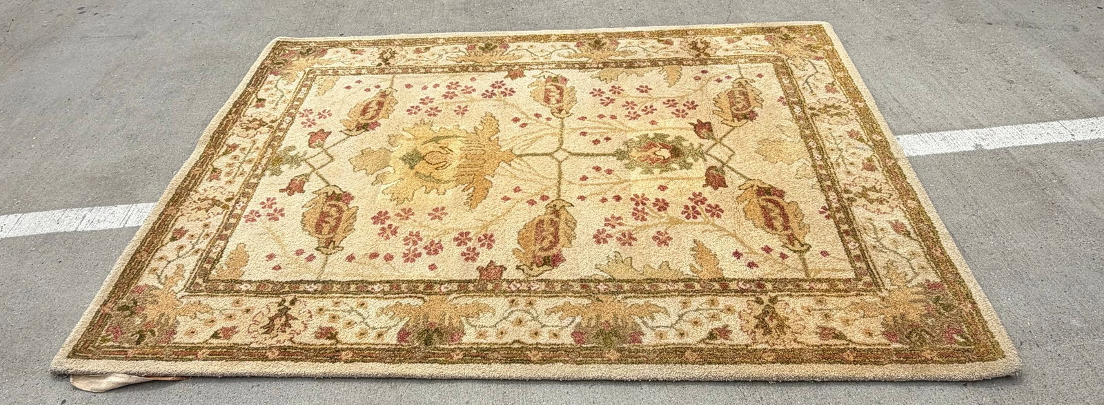 Hand-Tufted Wool Area Rug with Traditional Floral Design - 4