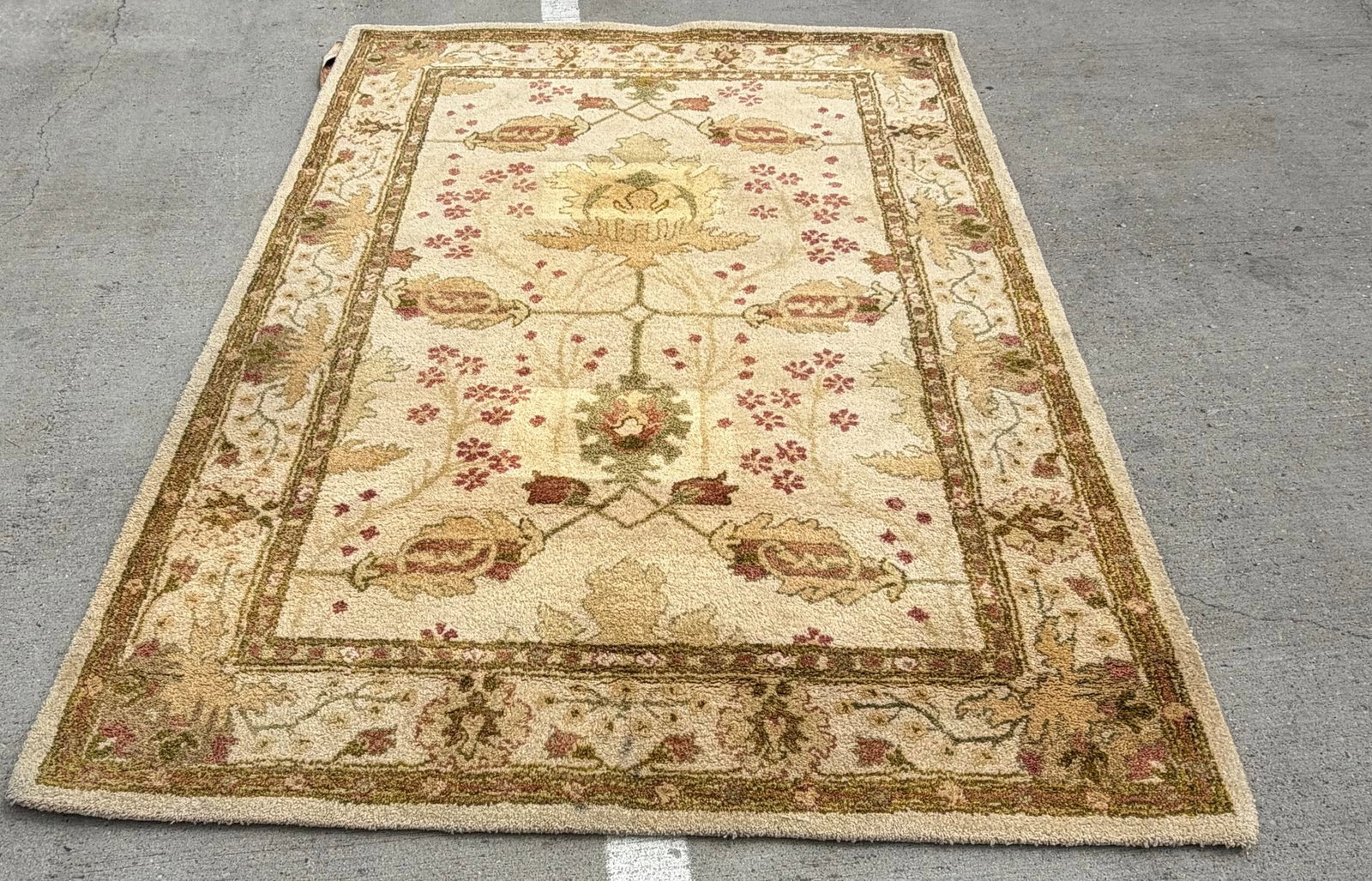 Hand-Tufted Wool Area Rug with Traditional Floral Design - 5
