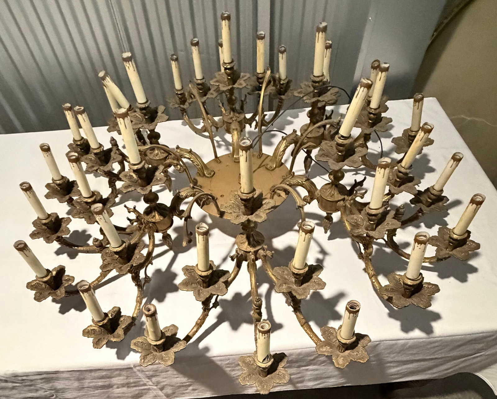 Large-Scale Gilt Bronze Chandelier with 36 Lights - 11