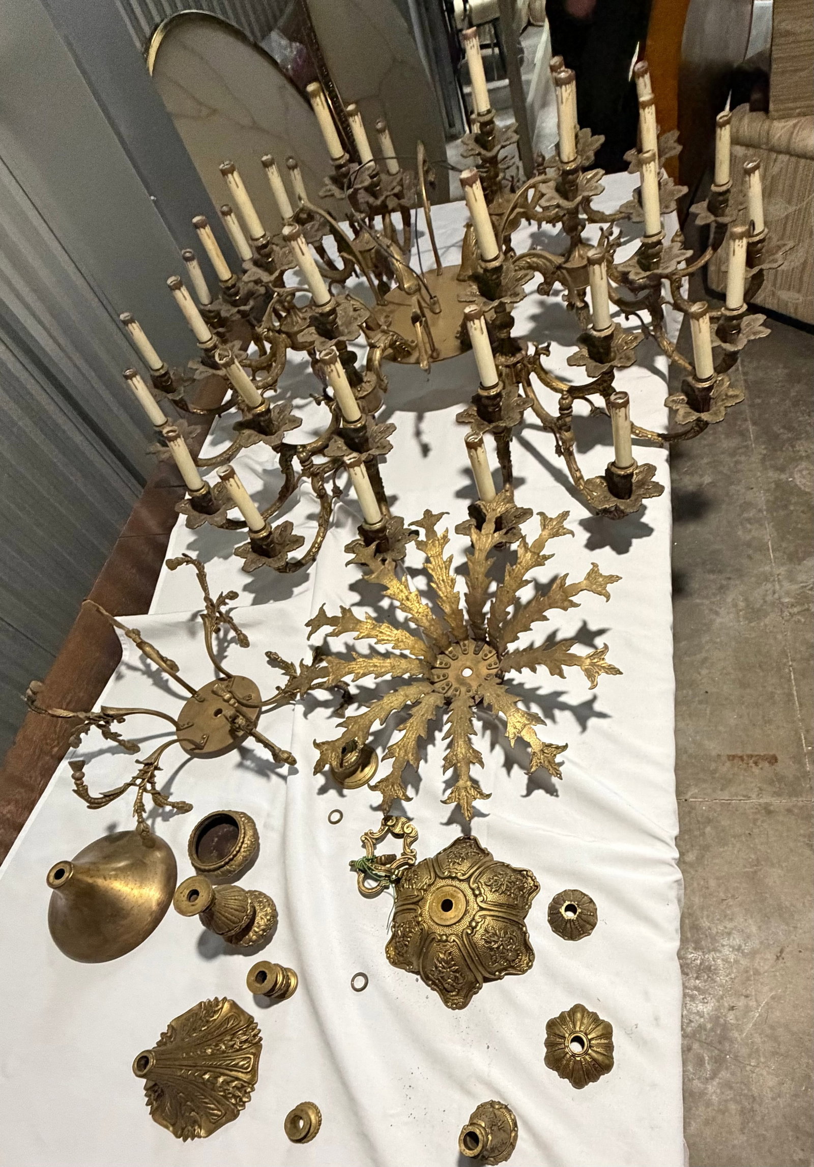 Large-Scale Gilt Bronze Chandelier with 36 Lights - 2