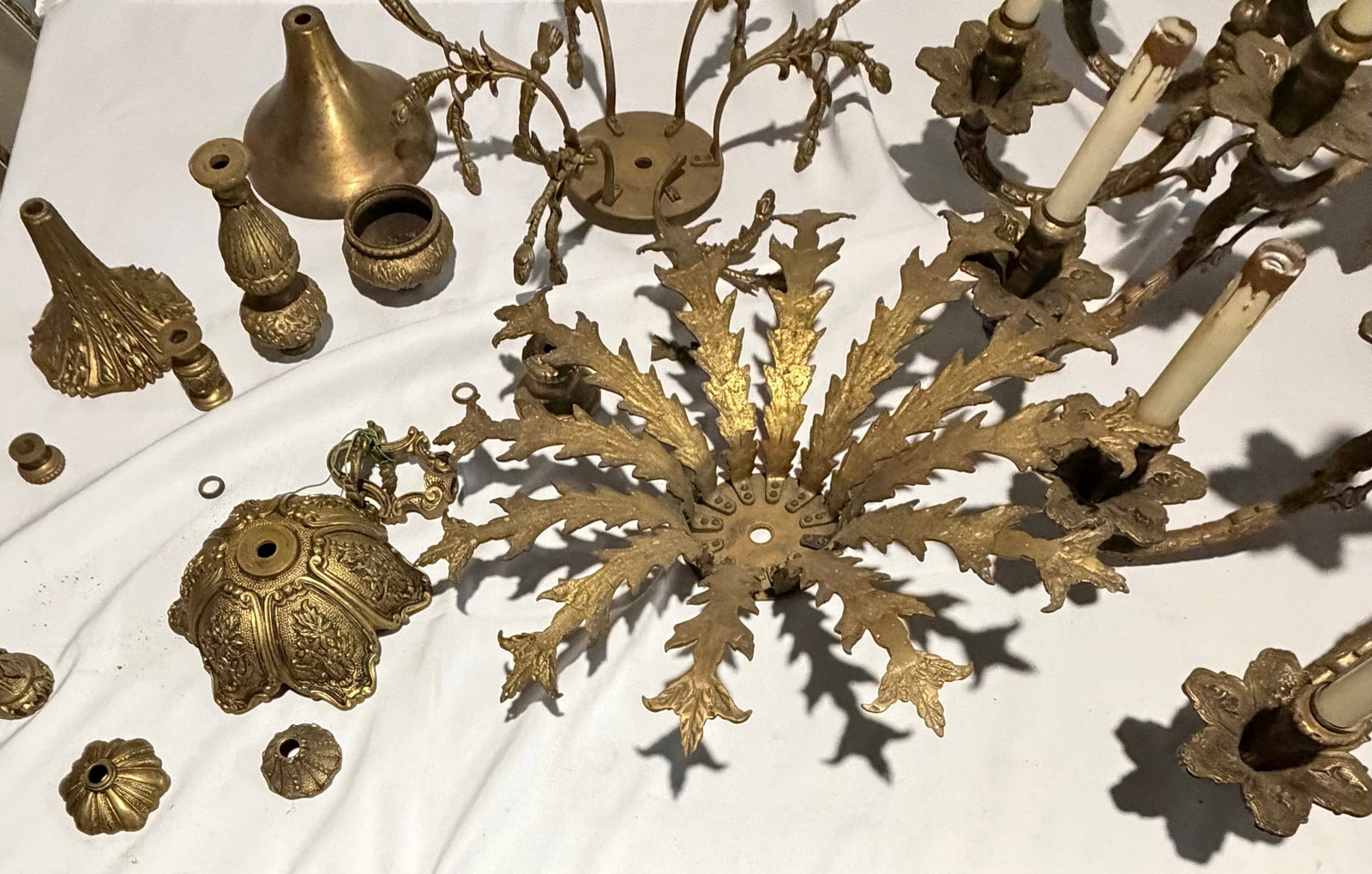 Large-Scale Gilt Bronze Chandelier with 36 Lights - 3