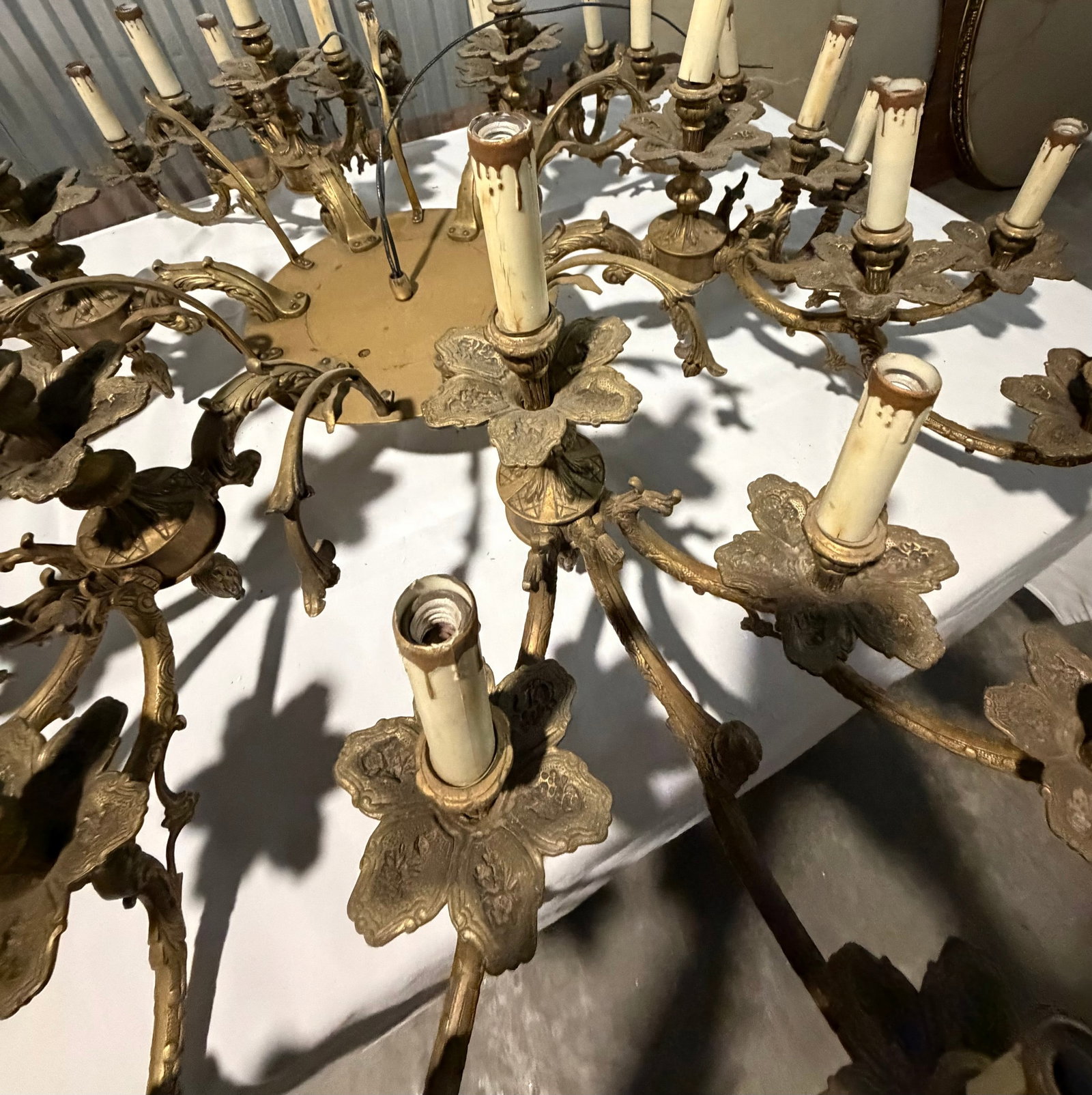 Large-Scale Gilt Bronze Chandelier with 36 Lights - 4