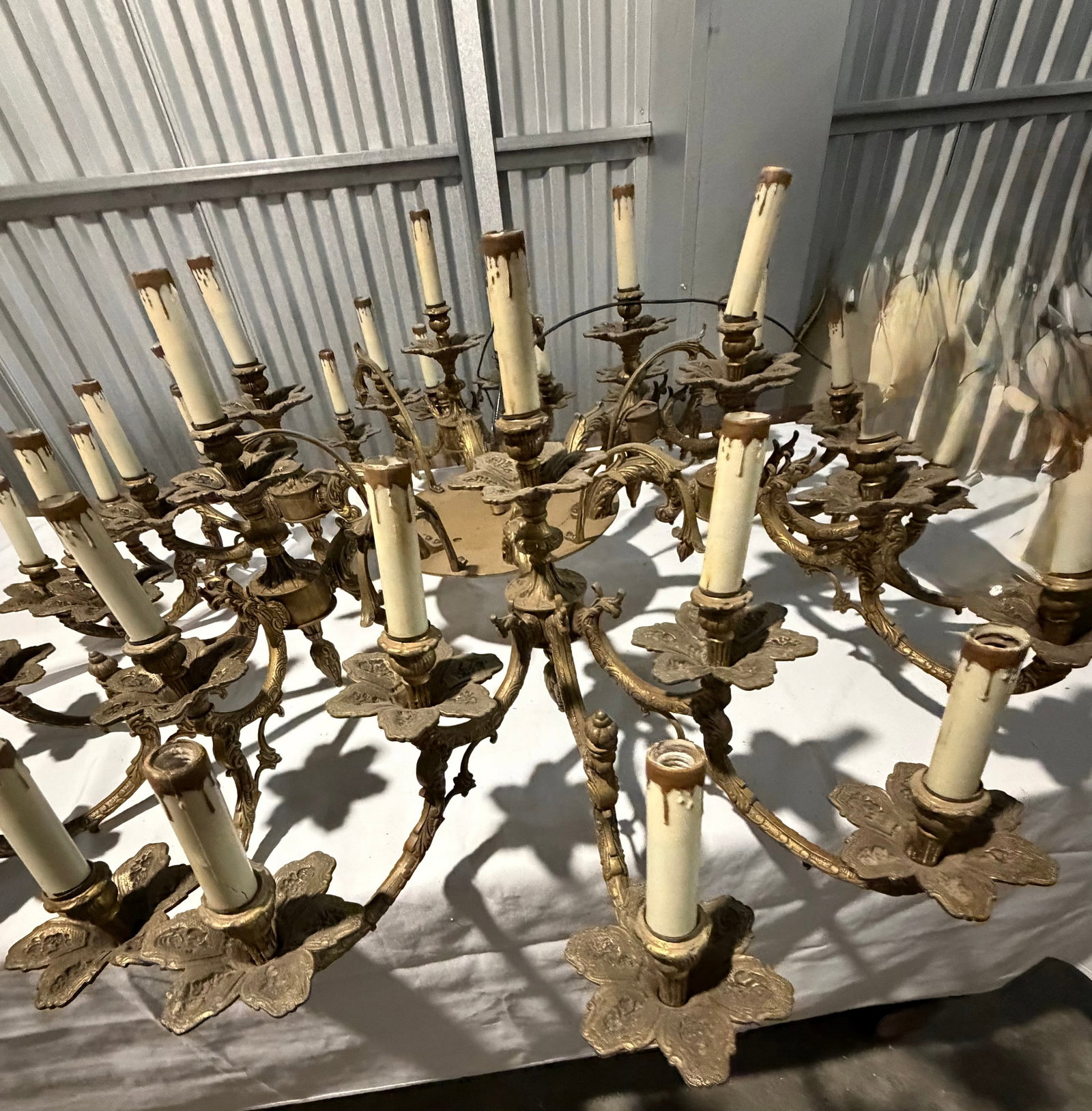 Large-Scale Gilt Bronze Chandelier with 36 Lights - 5
