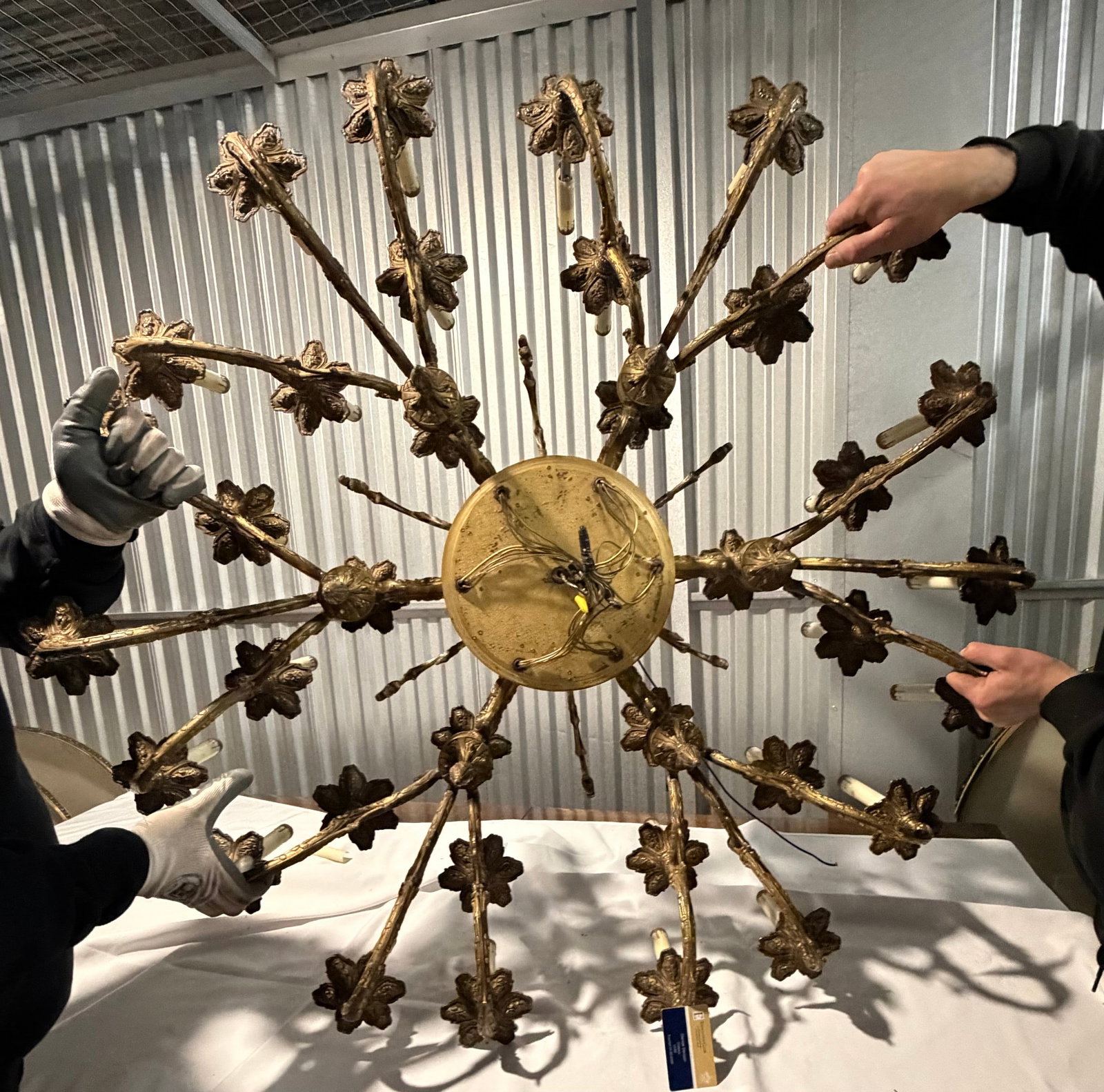 Large-Scale Gilt Bronze Chandelier with 36 Lights - 6