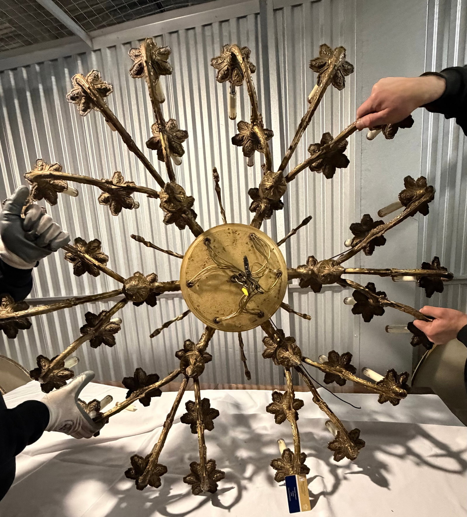 Large-Scale Gilt Bronze Chandelier with 36 Lights - 7