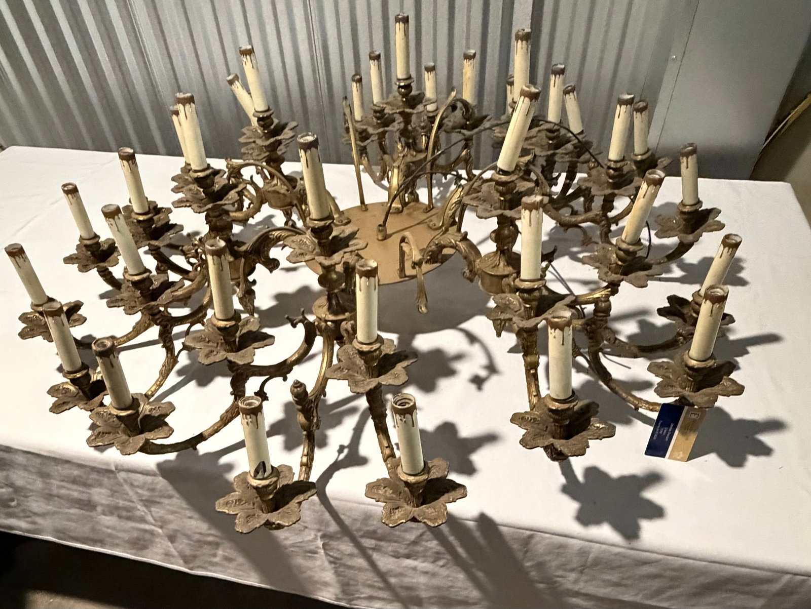 Large-Scale Gilt Bronze Chandelier with 36 Lights - 8
