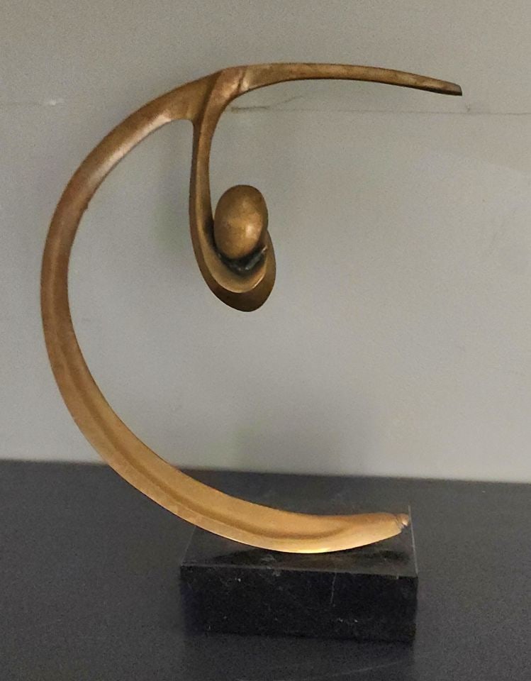 Bob Bennett vintage mid-century abstract bronze figural sculpture on stone base.: Bob Bennett is an acclaimed American Sculptor who achieved a high degree of recognition in the world of sculpture. He died in April 2003. His work is in many collections throughout the US including th