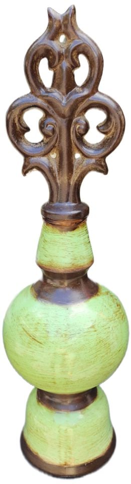Vintage fleur de lis ceramic New Orleans sculptural pillar..: Vintage fleur de lis ceramic New Orleans sculptural pillar.. Reserve: $100.00 Shipping: Domestic: Shipping rates are determined by destination International: Foreign shipping rates are determined by d