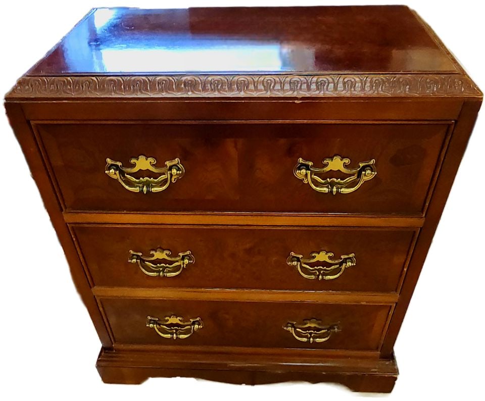 Vintage burl chest from LANE'S Earl's Court Collection w/Banded Mahogany & Chippendale hardware: This is a Lane Earl's Court Collection Burl and Banded Mahogany Bedside Chest or Nightstand. It features a burl mahogany banded top with carved edges and original Chippendale hardware. The chest has t
