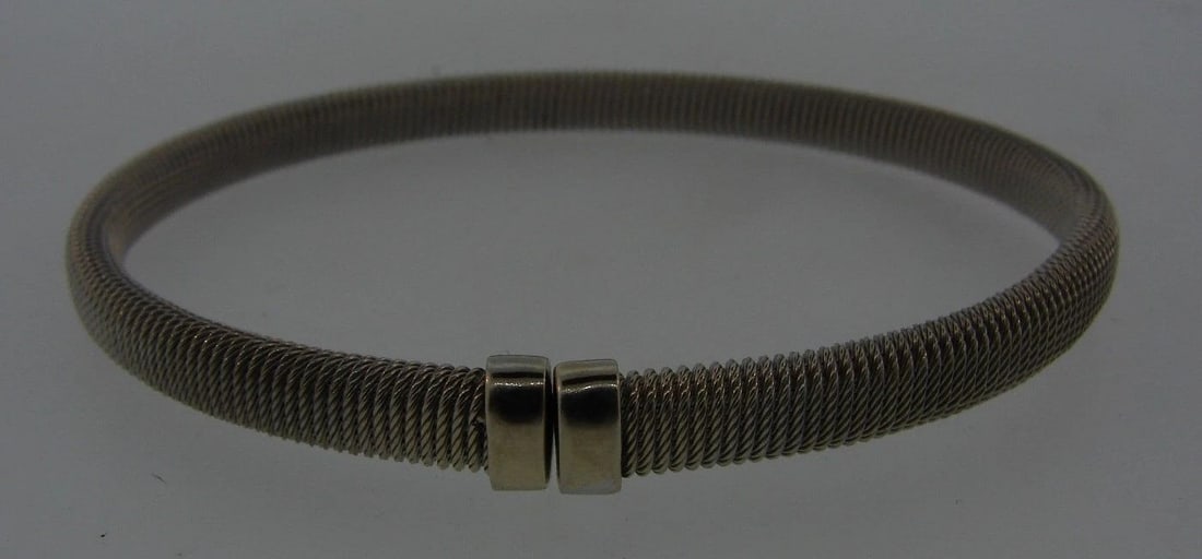 CHIC Italian 14k White Gold Mesh Bangle: Title: CHIC Italian 14k White Gold Mesh Bangle Description: DK 14k White Gold Mesh Bangle Italy · Wonderful bangle that is a necessity in your collection.· The weight is 11.6 grams. ·