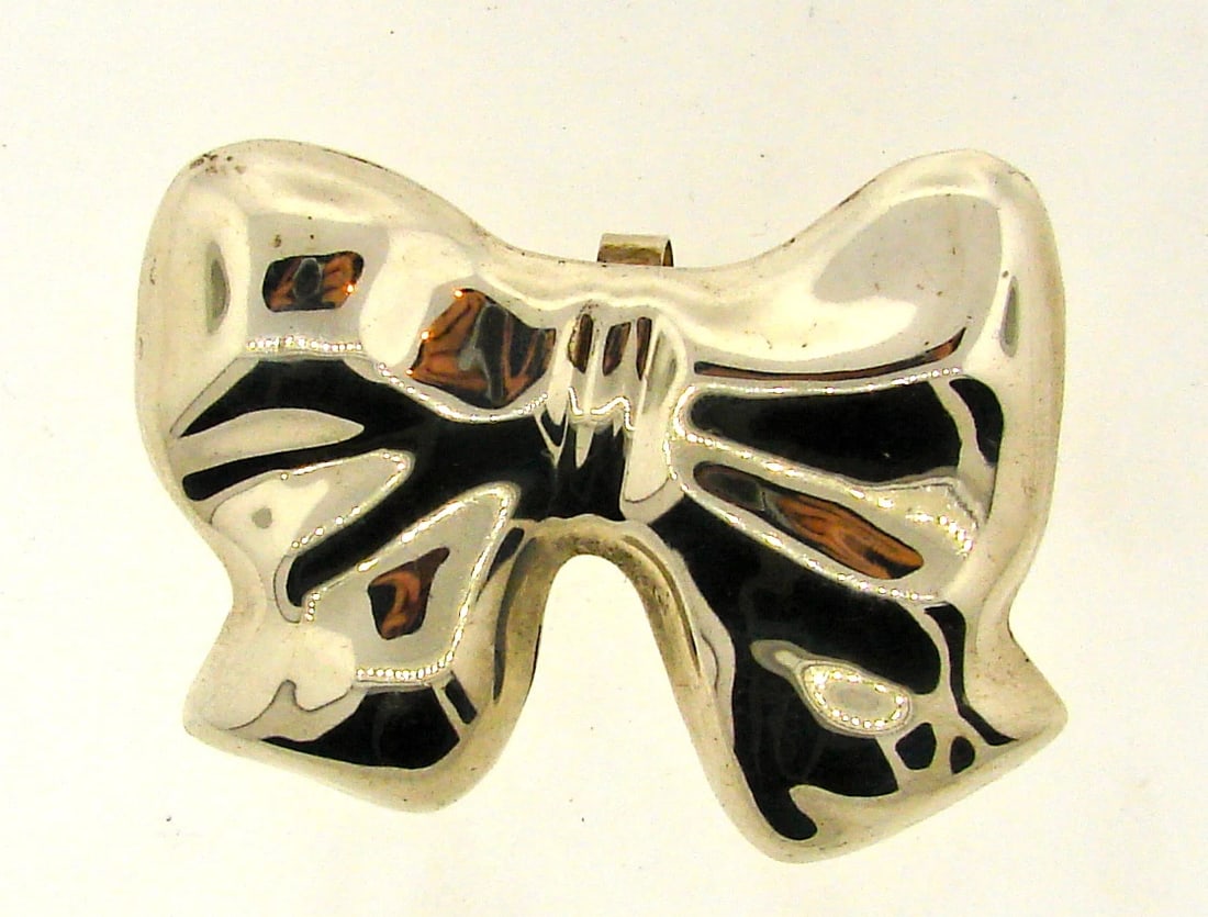 CUTE Mexican Silver Bow Pin!: Title: CUTE Mexican Silver Bow Pin! Description: Fine Jewelry, Arts & AntiquesPurveyors and Purchasers ofAntique and Estate PiecesDK Mexican Silver Bow Pin! This wonderful pin is one of a kind! The