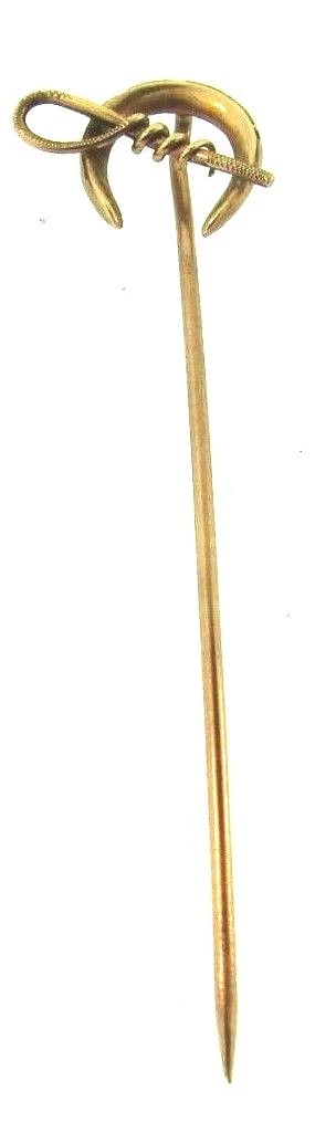 TIMELESS 14k Rose Gold Horse Shoe & White Stick Pin Circa 1900s: Title: TIMELESS 14k Rose Gold Horse Shoe & White Stick Pin Circa 1900s Description: DK 14k Rose Gold Horse Shoe & Whip Stick Pin· Wonderful stick pin that is a necessity in your