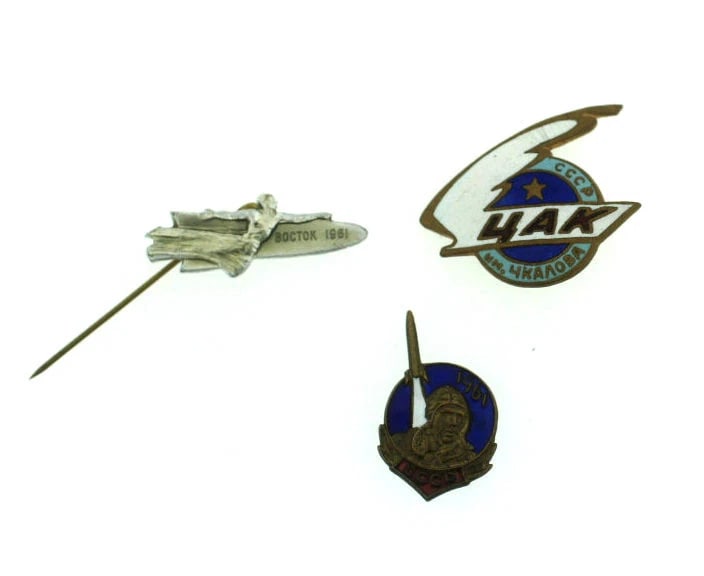 RUSSIAN VINTAGE BADGE SET PIN USSR CHKALOV GAGARIN 1961 VOSTOK ENAMEL METAL: Title: RUSSIAN VINTAGE BADGE SET PIN USSR CHKALOV GAGARIN 1961 VOSTOK ENAMEL METAL Description: Fine Jewelry, Arts & AntiquesPurveyors and Purchasers ofAntique and Estate Pieces S. Beverly Drive, N-JR