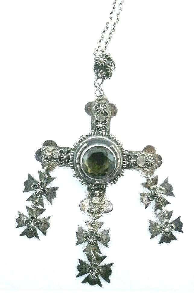 MEXICO TR-10 925 Silver & Topaz Necklace Vintage: Title: MEXICO TR-10 925 Silver & Topaz Necklace Vintage Description: Vintage Mexico TR-10 925 Silver & Topaz Necklace DK · This is a must for a collector. The weight is 28.6 grams. The length of