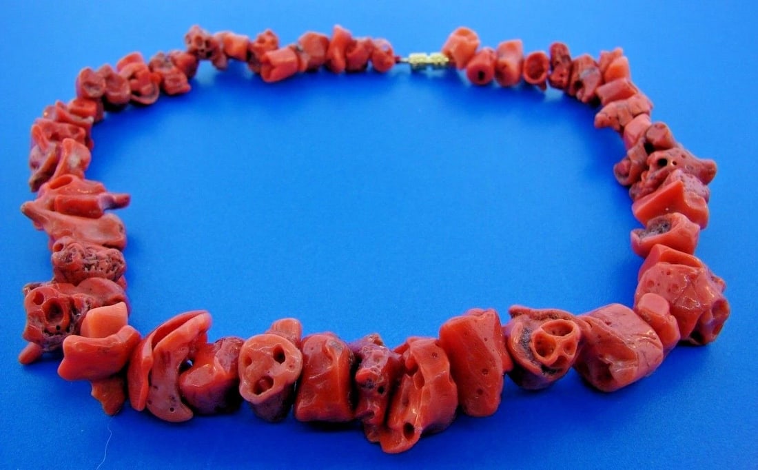 CHIC 18k Yellow Gold & Coral Necklace: Title: CHIC 18k Yellow Gold & Coral Necklace Description: DK 18k Yellow Gold & Coral Necklace · This is a must for a collector. The weight of the band is 51 grams. The length is 14 inches. The
