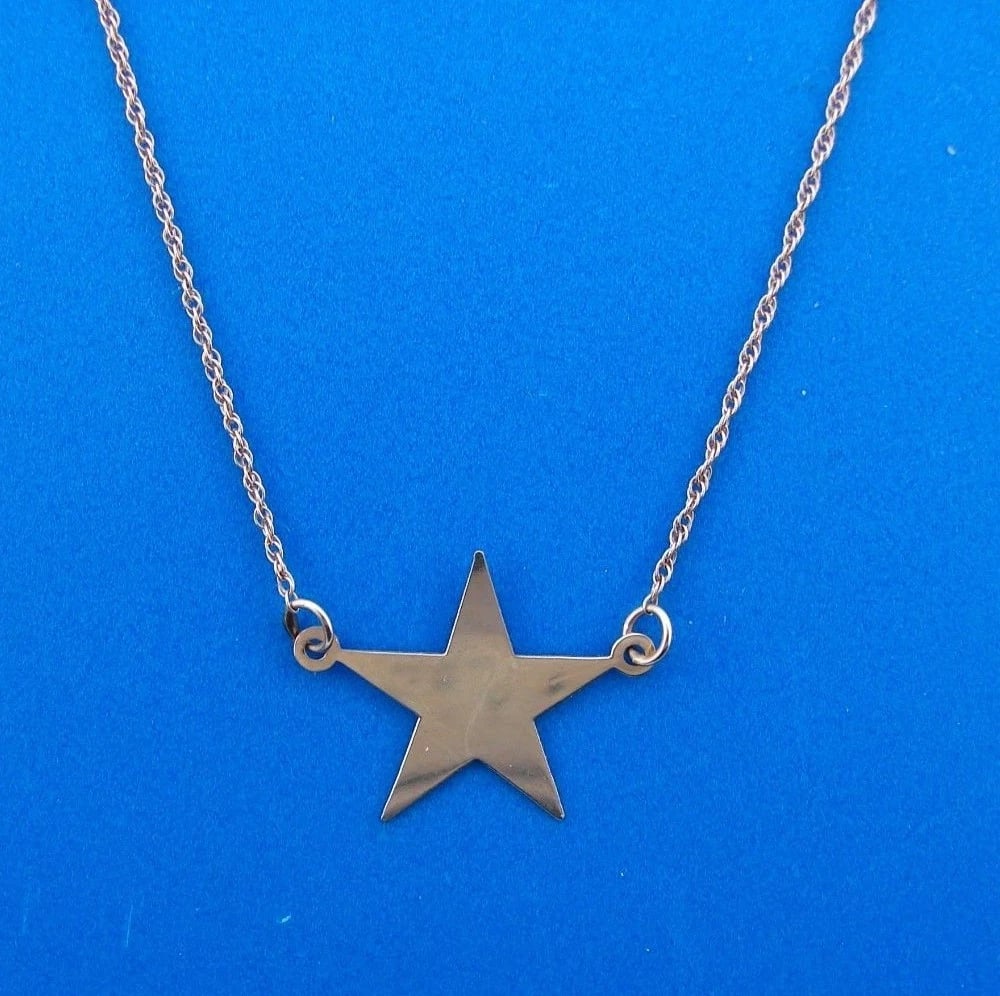 REACH FOR THE STARS Succo 14k Yellow Gold Star Necklace: Title: REACH FOR THE STARS Succo 14k Yellow Gold Star Necklace Description: DK Succo 14k Yellow Gold Star Necklace · This is a must for any collector. · The weight is 1.4 grams. · The