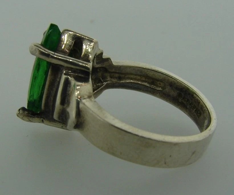 FLASHY Sterling Silver & Green Glass Ring - 4
