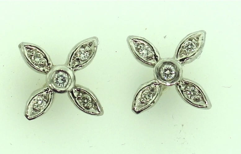 LOVELY PLATINUM WHITE GOLD DIAMOND EARRINGS STAMPED 0.20CTS (1 of 8)