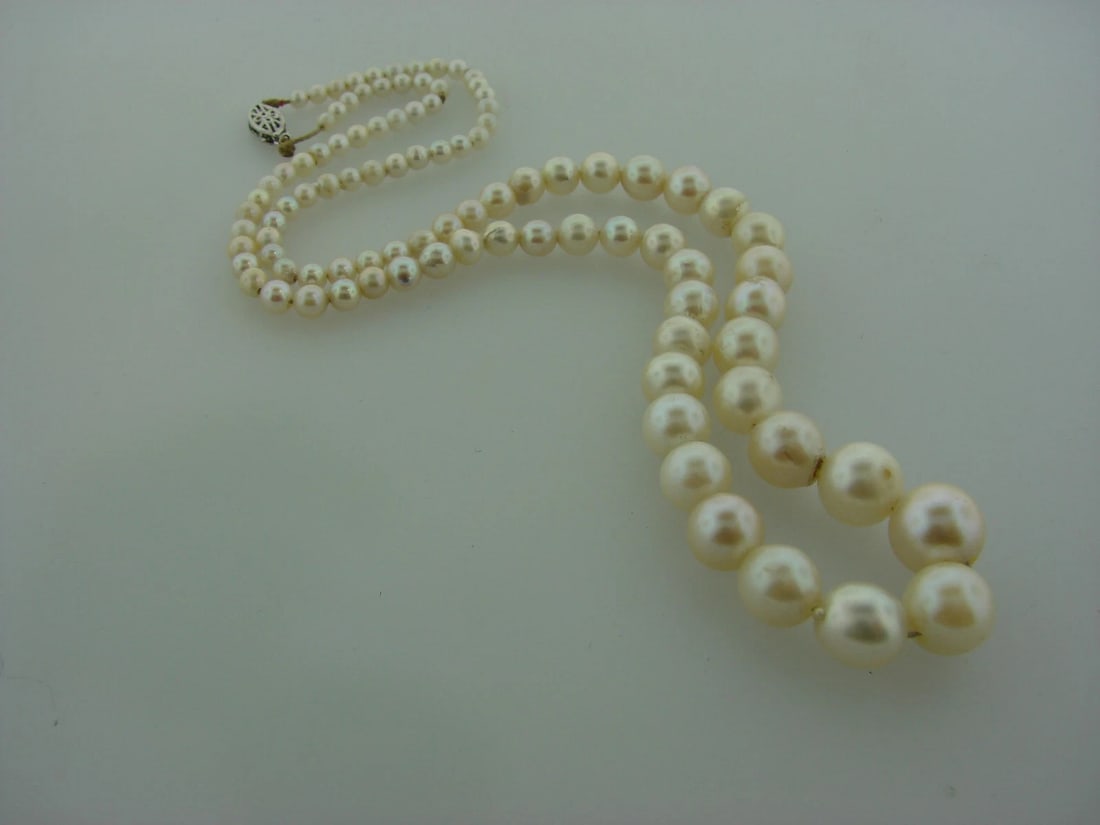 BEAUTIFUL PEARL NECKLACE STRAND 10K WHITE GOLD CLASP - 9