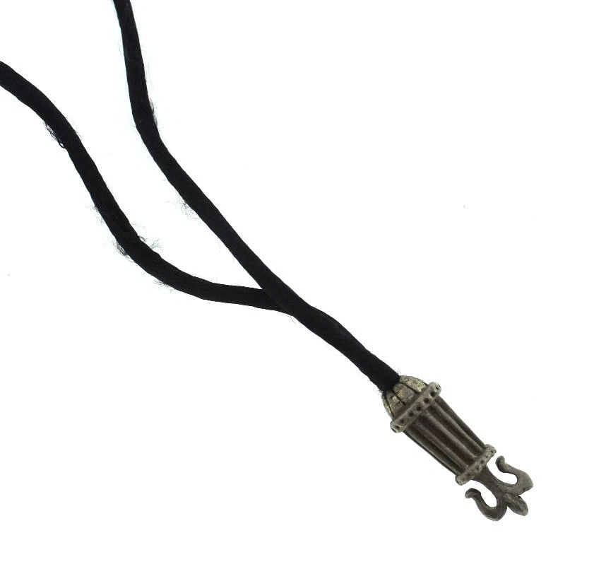 C.1990 SILVER FLEUR DE LIS PENDANT BLACK CORD NECKLACE VINTAGE (1 of 5)