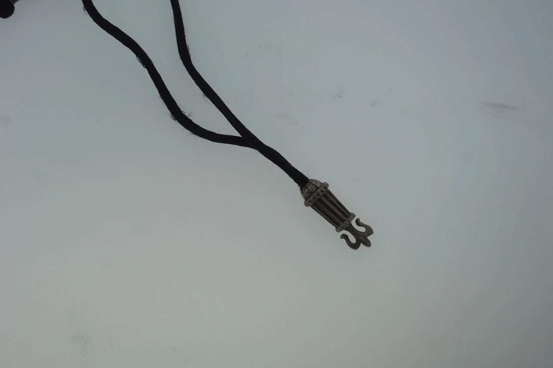 C.1990 SILVER FLEUR DE LIS PENDANT BLACK CORD NECKLACE VINTAGE - 4