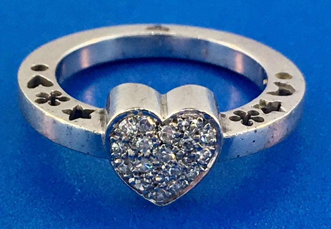 CUTE 18k White Gold & Diamond Heart Ring Circa 1980s! - 2