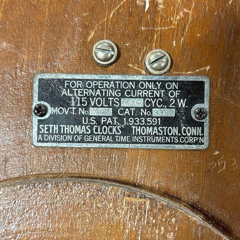 Early Mid-century "Plaza" E931-003 Wall Clock in Walnut by Seth Thomas - 5