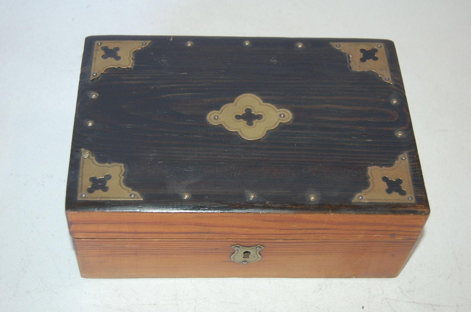 Edwardian Keepsake Box With Brass Corner Cut Outs Detail Trim Accents - 5