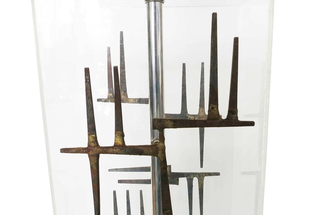 Brutalist Nail Sculptural Lucite Table Lamp by Laurel - 4
